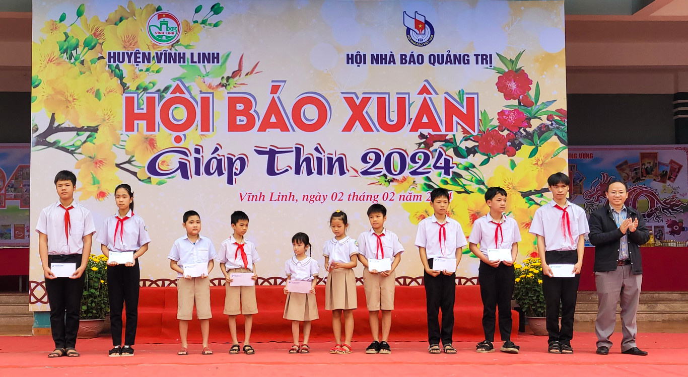 Tạp ch&iacute; Cửa Việt trao 10 suất qu&agrave; cho c&aacute;c học sinh c&oacute; ho&agrave;n cảnh kh&oacute; khăn